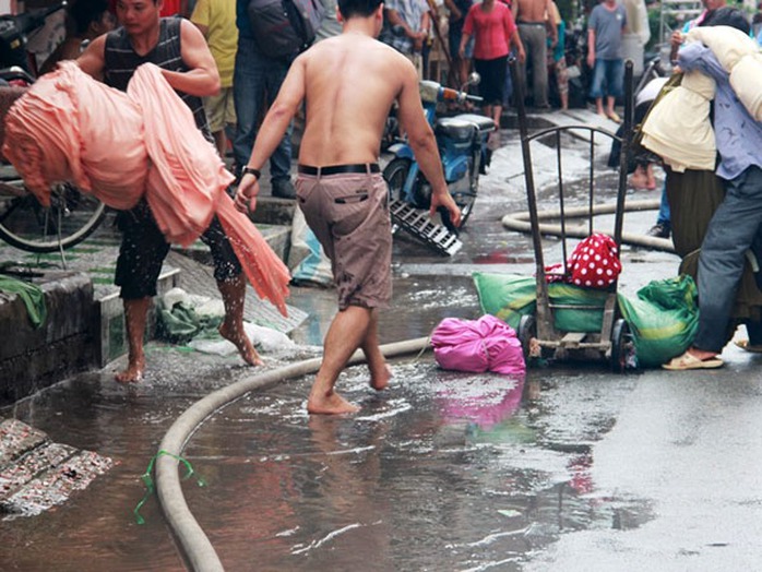 Người dân xung quanh khẩn trương chuyển đồ ra ngoài vì sợ cháy lan