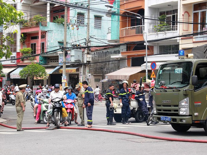 Lực lượng công an, CSGT, dân phòng phong tỏa một đoạn đường Nguyễn Thị Nhỏ để hỗ trợ công tác chữa cháy.