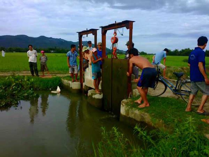 Người dân địa phương chặn dòng kênh để tìm thi thể em Nghĩa