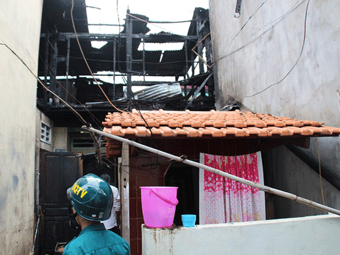 Tầng 1 ngôi nhà số 294/13A Nơ Trang Long, phường 12, quận Bình Thạnh – TP HCM bị thiêu rụi hoàn toàn.
