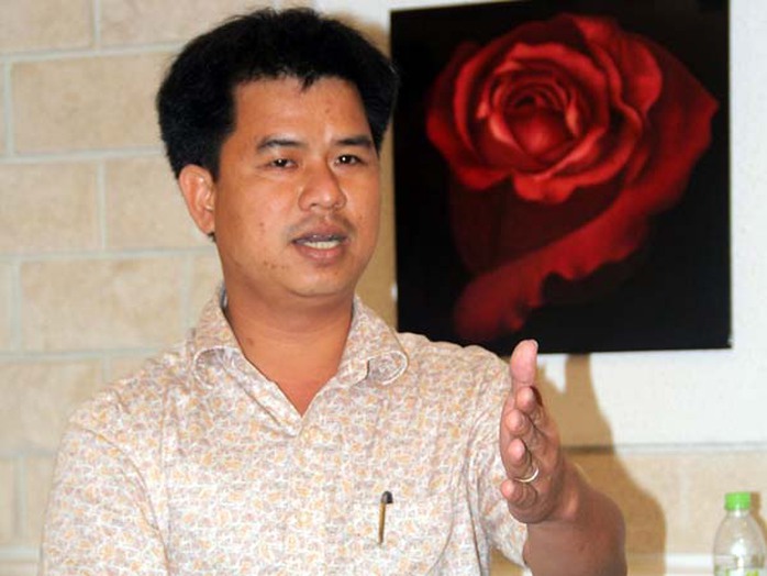 Ông Lê Đình Thuật, đại diện của công ty TNHH MTV Xăng dầu Trường Xuân bất ngờ xuất hiện tại cuộc họp báo để đòi nợ