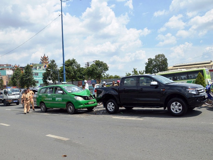 Hiện trường vụ tai nạn liên hoàn khiến 3 xe ô tô bị hư hỏng nặng trên cầu Tham Lương vào trưa nay