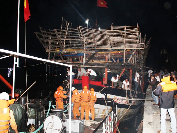 32 ngư dân được đưa ra khỏi tàu