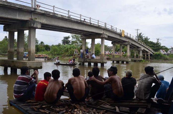 Ông Hồ Văn Sự cười: “Cá đã vuột câu hôm qua hay hôm kia rồi, tiếc thật!”