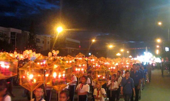 Hàng ngàn học sinh ở TP Phan Thiết tham gia lễ rước đèn Trung thu