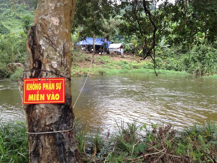 Đường vào khu vực khai thác vàng trái phép chình ình tấm bảng Không phận sự miễn vào!