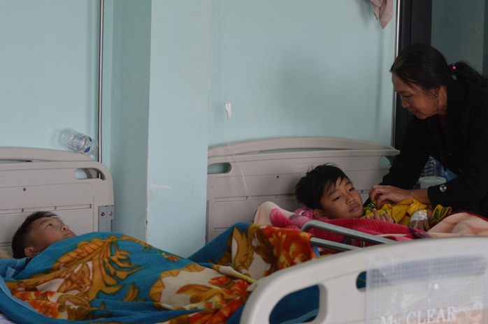 Bốn trong số 7 em phải nhập viện cấp cứu lần 2 đang được điều trị tại Bệnh viện Đa khoa tỉnh Đắk Nông