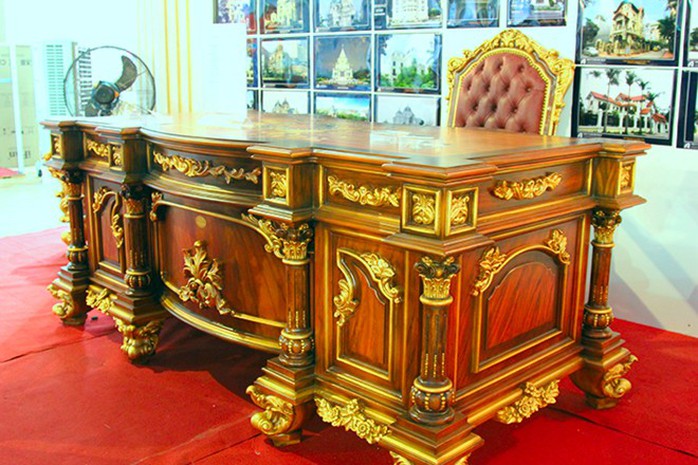Những sản phẩm nội thất này có kích thước khá lớn. Anh Hữu Cường, chủ doanh nghiệp cho biết: Toàn bộ sản phẩm này đều được làm thủ công bằng tay, hầu hết nguyên liệu từ gỗ, vải, cho đến công nghệ dát vàng cũng nhập từ nước  ngoài, chủ yếu là ở Đức và Ý.