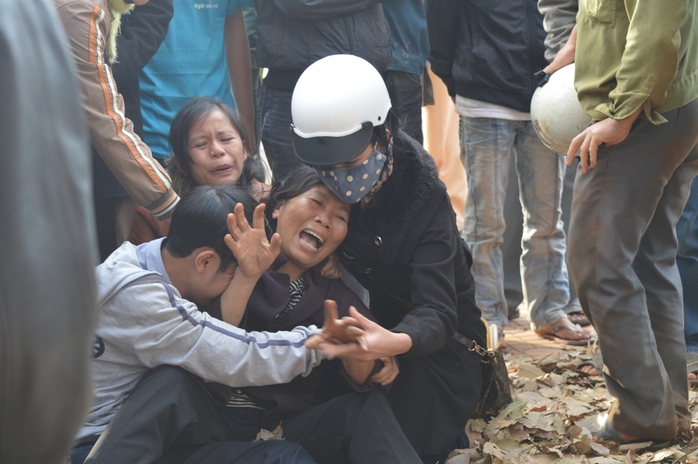  Bà Phạm Thị Luân khóc ngất khi nhìn thấy thi thể con