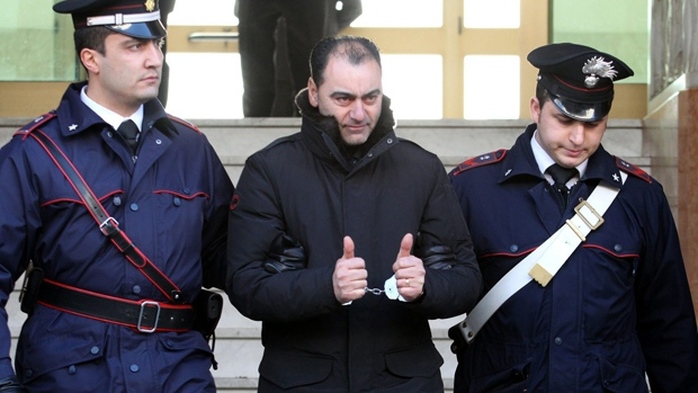 Một thành viên của tổ chức mafia Ndrangheta bị cảnh sát Ý bắt giữ. Ảnh: AP