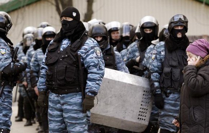 Lực lượng cảnh sát Berkut chặn người biểu tình ở phía đông thành phố Donetsk hôm 23-2-2014. Ảnh: Reuters