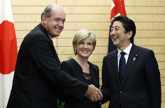 Bộ trưởng Ngoại giao Úc Julie Bishop (giữa) và Thủ tướng Nhật Bản Shinzo Abe tại Tokyo hôm 11-6. Ảnh: AP