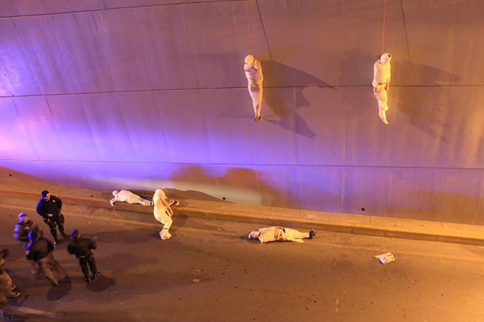 3rd Prize Contemporary Issues Single: Christopher Vanegas. 8 March 2013, Saltillo, Coahuila, Mexico. Police arrive at a crime scene where two bodies hang from a bridge; another three are on the floor. They had been killed by organised crime in Saltillo, Coahuila, in retaliation against other criminal groups.