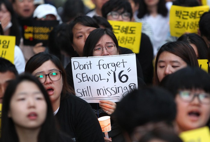 Người dân Hàn Quốc phẫn nộ sau vụ chìm tàu Sewol hôm 16-4. Ảnh: AP