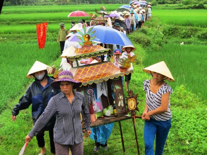 Người thân và bà con chòm xóm đưa 2 nạn nhân xấu số đi mai táng