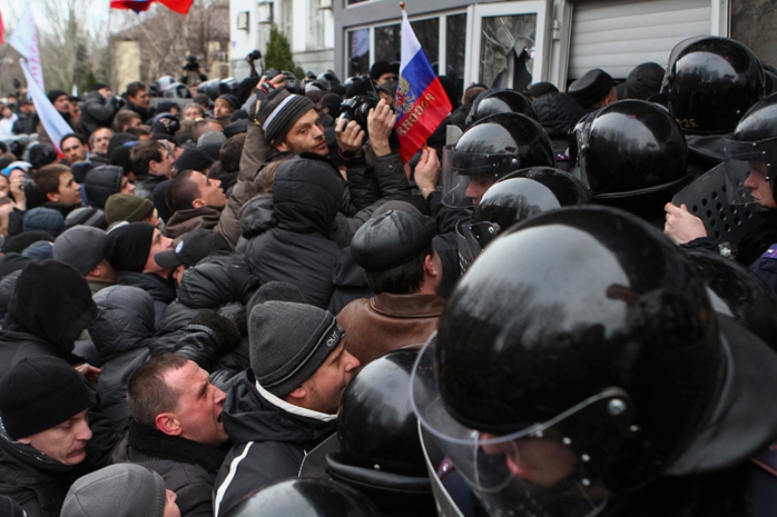 Pro-Russian demonstrators scuffle with police during a rally in Donetsk March 16, 2014 (Reuters / Stringer)