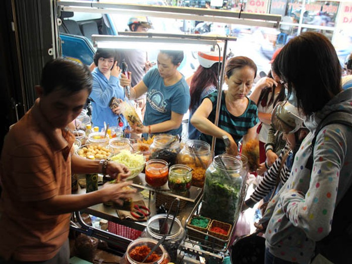 Tiệm bánh tráng trộn Chú Viên trên đường Nguyễn Thượng Hiền luôn trong tình trạng đông khách. Tiệm bánh tráng trộn Chú Viên trên đường Nguyễn Thượng Hiền luôn trong tình trạng đông khách.