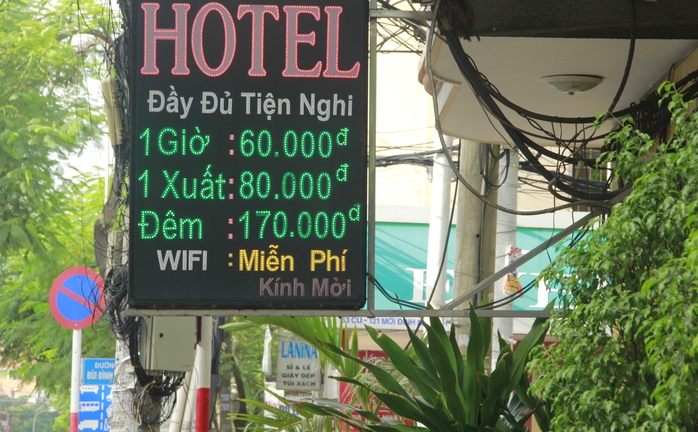 Giá khách sạn niêm yết 170.000 đồng một đêm, nhưng khách đến thuê lại cao hơn. 