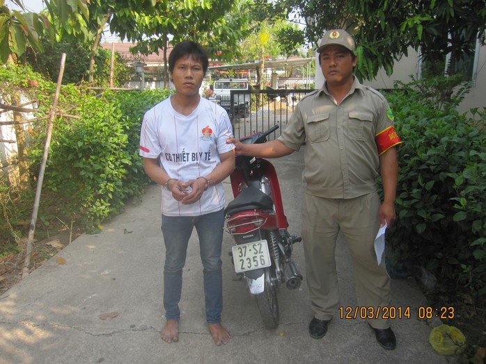 Trần Đ&igrave;nh Qu&yacute; bị bắt khi ph&aacute; kh&oacute;a xe của một phụ huynh
