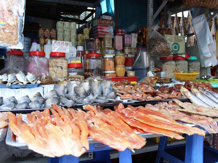 Điểm nổi bật khu chợ này là các loại cá khô được đánh bắt từ Biển Hồ Phnôm Pênh. Rất nhiều loại cá được bày biện hấp dẫn, treo lủng lẳng khiến người mua quan tâm. Điểm nổi bật khu chợ này là các loại cá khô được đánh bắt từ Biển Hồ Phnôm Pênh. Rất nhiều loại cá được bày biện hấp dẫn, treo lủng lẳng khiến người mua quan tâm.