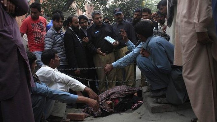 Phụ nữ Pakistan bị gia đình ném đá đến chết hôm 27-5 vì tự ý kết hôn với người mình yêu.