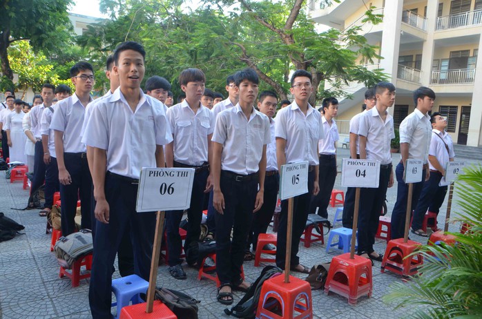 Thí sinh ở HĐT Trường THPT Trần Phú hát quốc ca trong lễ chào cờ trước ngày thi đầu tiên
