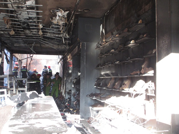 Đám cháy đã làm toàn bộ hàng hóa trong shop hư hỏng nặng