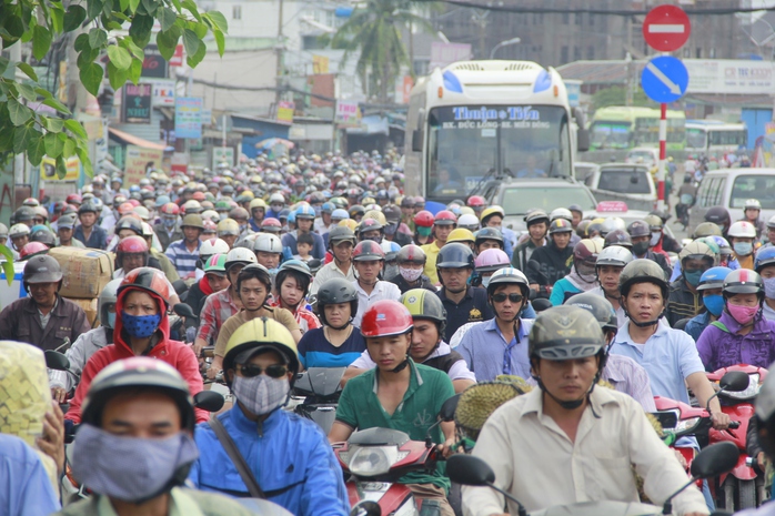 Ngay từ sáng sớm nhiều tuyến đường như Cộng Hòa, Nguyễn Kiệm, Quốc lộ 13, Quang Trung, Nguyễn Thái Sơn… đã xảy ra tình trạng kẹt xe.
