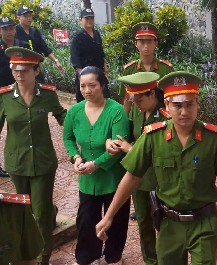 Bị cáo Lê Thị Hường được dẫn giải đến phiên xét xử