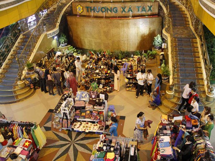 Khu vực sảnh được Ban quản lý sắp xếp cho các tiểu thương mang hàng xuống bán thanh lý Khu vực sảnh được Ban quản lý sắp xếp cho các tiểu thương mang hàng xuống bán thanh lý