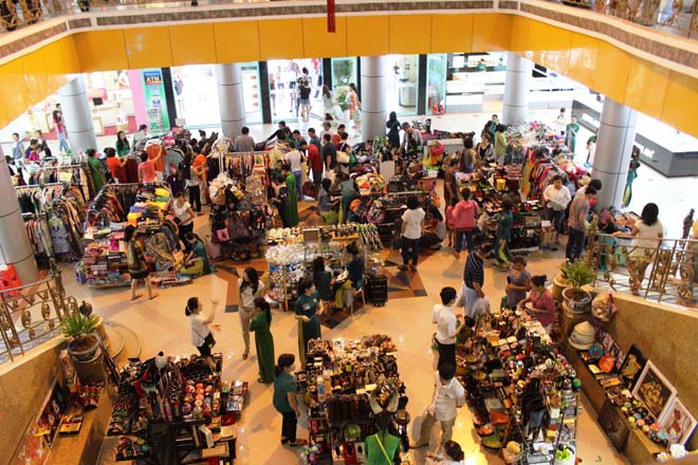 Khu vực “sale off” các mặt hàng gồm quần áo, túi xách, đồ lưu niệm… thu hút nhiều khách hàng trong hai ngày cuối tuần. Khu vực “sale off” các mặt hàng gồm quần áo, túi xách, đồ lưu niệm… thu hút nhiều khách hàng trong hai ngày cuối tuần.