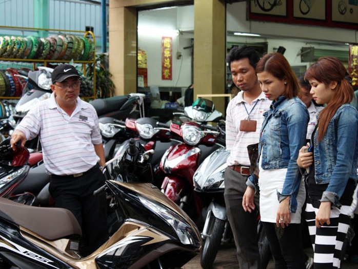 Tháng 7 âm lịch vẫn có nhiều khách hàng mua xe máy. Ảnh chụp tại một đại lý Honda ở quận 5, TP HCM Tháng 7 âm lịch vẫn có nhiều khách hàng mua xe máy. Ảnh chụp tại một đại lý Honda ở quận 5, TP HCM