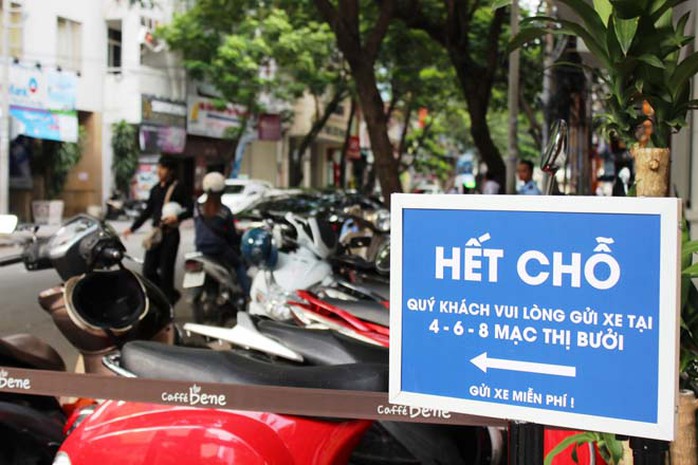Chiều ngày 31-8, khi nhiều người đi nghỉ lễ 2-9, bãi gửi xe của quán vẫn đông nghẹt và treo biển báo hết chỗ. Nhiều khách hàng phải đi rất xa để tìm chỗ gửi xe. Chiều ngày 31-8, khi nhiều người đi nghỉ lễ 2-9, bãi gửi xe của quán vẫn đông nghẹt và treo biển báo hết chỗ. Nhiều khách hàng phải đi rất xa để tìm chỗ gửi xe.