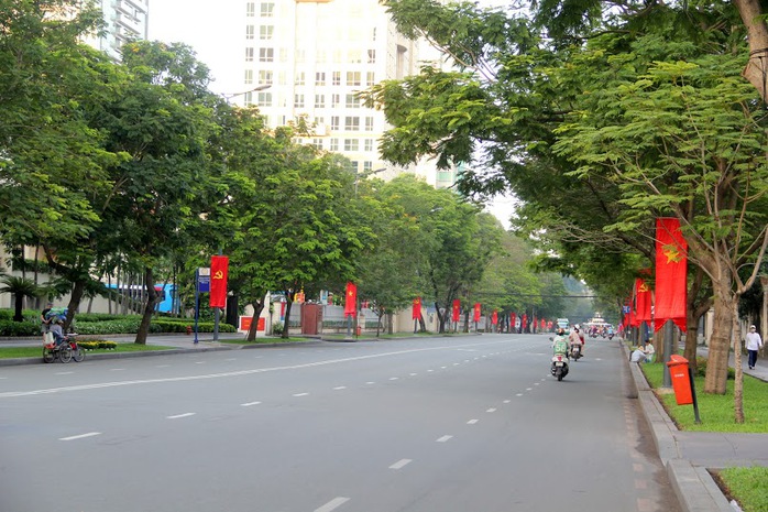 Những con đường rộng thênh thang, vắng bóng người, cờ hoa, băng rôn rực rỡ mừng lễ Quốc khánh nước Cộng hòa Xã hội Chủ nghĩa Việt Nam.