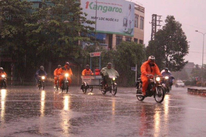 Suốt một năm rưỡi qua bất kể mưa nắng khi nấu xong các anh đều mang cháo đi phát