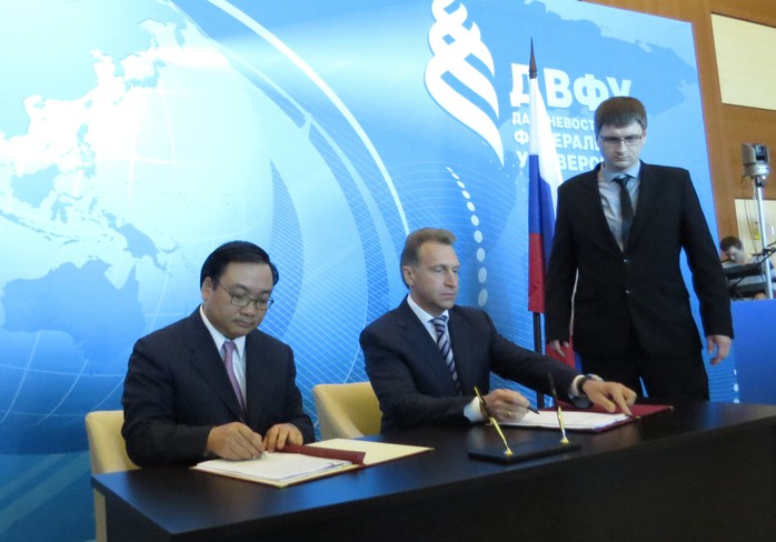 Phó Thủ Tướng Hoàng Trung Hải và Phó Thủ Tướng thứ nhất Chính phủ Liên bang Nga Igor Shuvalov tại buổi ký kết