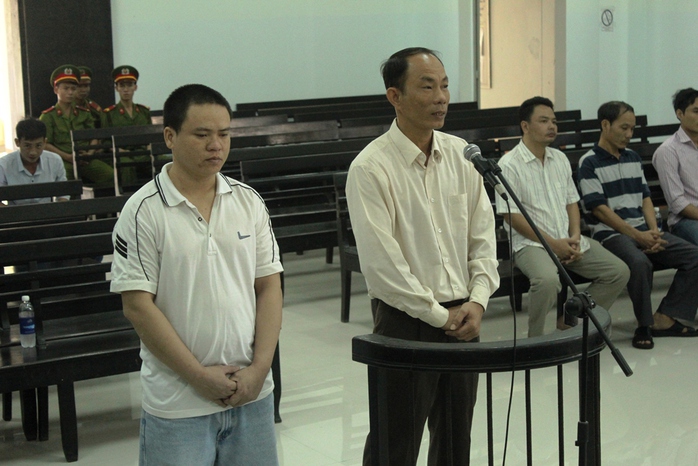 Hai bị cáo Luân Văn Nam và Nguyễn Thành Trung tại phiên tòa