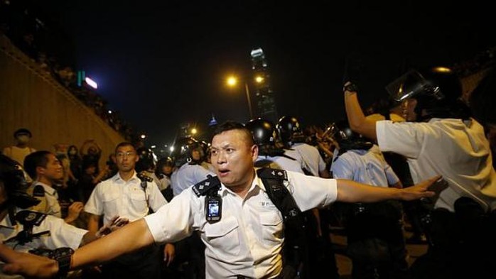 Cảnh sát giải tán người biểu tình đêm 13-10. Ảnh: Reuters
