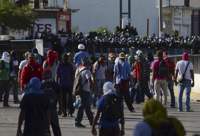 Sinh viên trường cao đẳng sư phạm Ayotzinapa phản đối việc cảnh sát chậm chậm điều tra vụ 43 sinh viên mất tích. Ảnh: Reuters