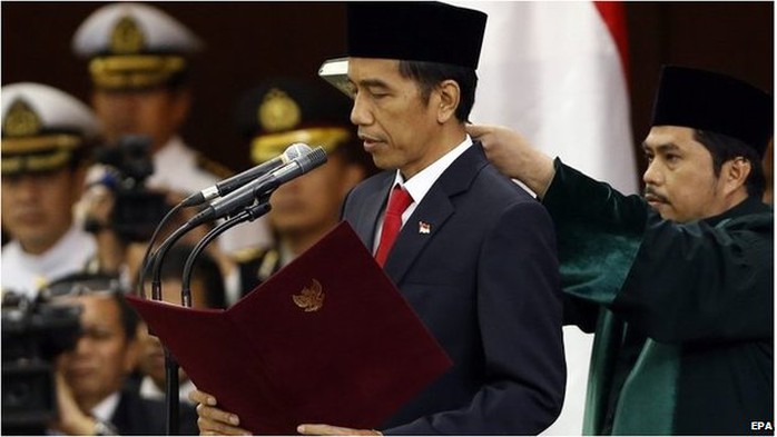 Ông Joko Widodo tuyên thệ nhậm chức hôm 20-10. Ảnh: EPA