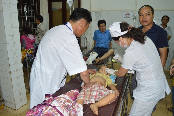 Cháu Trần Quách Đình Trí được chuyển lên Bệnh viện Đa khoa tỉnh Đắk Lắk