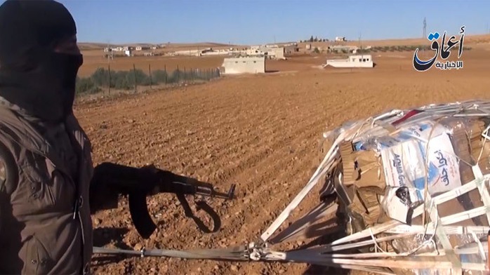 Gói vũ khí Mỹ vừa cung cấp cho IS gần thị trấn Kobane. Ảnh: Youtube