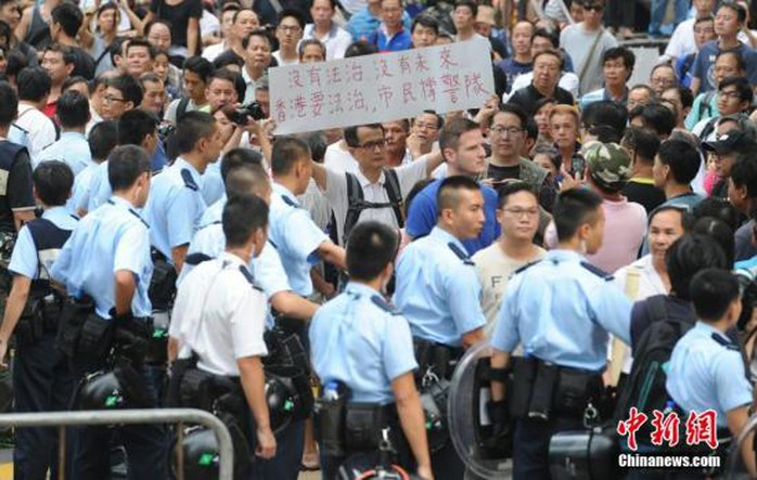 Cảnh sát Hồng Kông lập hàng rào người hôm 22-10. Ảnh: China News