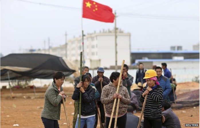 Dân làng Fuyou phản đối vụ bồi thường không thỏa đáng ngày 14-10. Ảnh: Reuters