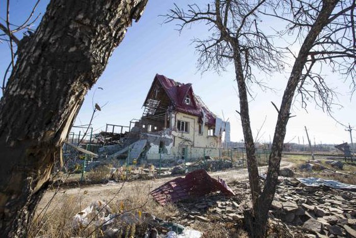 Một ngôi nhà bị pháo kích tàn phá ở miền Đông Ukraine. Ảnh: Reuters