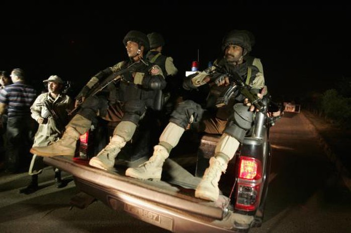Binh sĩ Pakistan di chuyển gần biên giới Ấn Độ sau vụ đánh bom tự sát ngày 2-11. Ảnh: Reuters