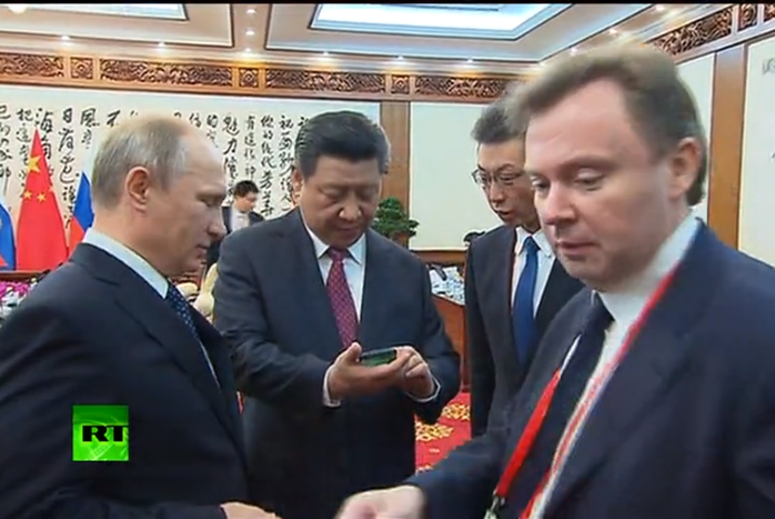 Tổng thống Nga Vladimir Putin đã tặng Chủ tịch Trung Quốc Tập Cận Bình chiếc điện thoại YotaPhone 2. Ảnh: RT