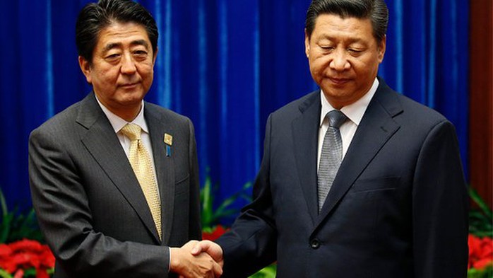 Ông Abe (trái) và ông Tập bắt tay nhau tại cuộc gặp bên lề Hội nghị APEC. Ảnh: BBC