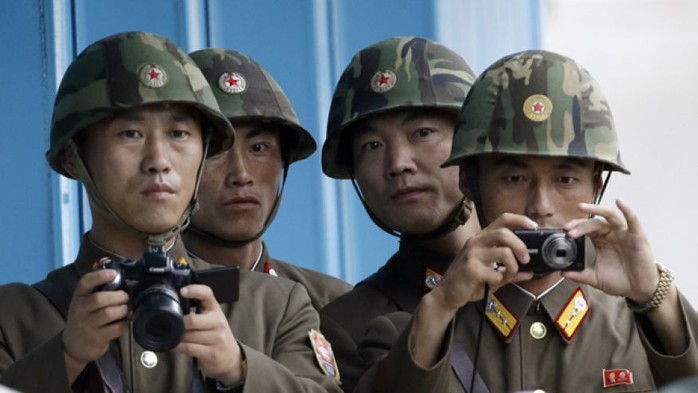 Quân đội Bình Nhưỡng dò xét khu vực biên giới với Hàn Quốc. Ảnh: AP