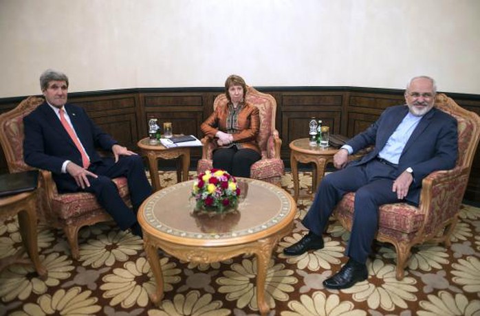 Ngoại trưởng Mỹ John Kerry (trái), đặc phái viên EU Catherine Ashton (giữa) và Ngoại trưởng Iran Mohammad Javad Zarif gặp nhau tại thủ đô Muscat của Oman để giải quyết tranh cãi hạt nhân Iran. Ảnh: Reuters